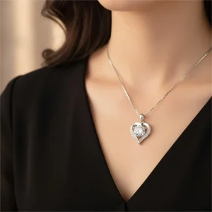 Luxury VVS1 Moissanite Heart-Shaped Pendant - The second picture